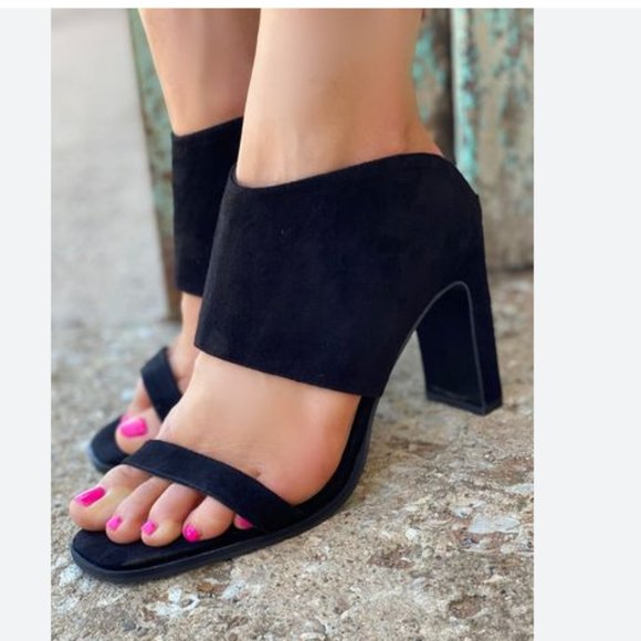 42 GOLD Genuine Leather B
Suede Strap Sandals - Picture 2 of 4